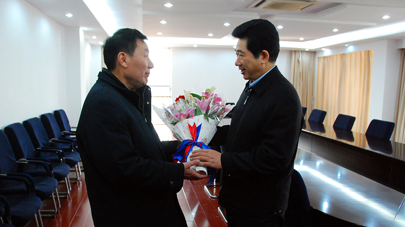 市政協(xié)主席仲昆代表市委、市政府慰問李永安董事長并視察德源